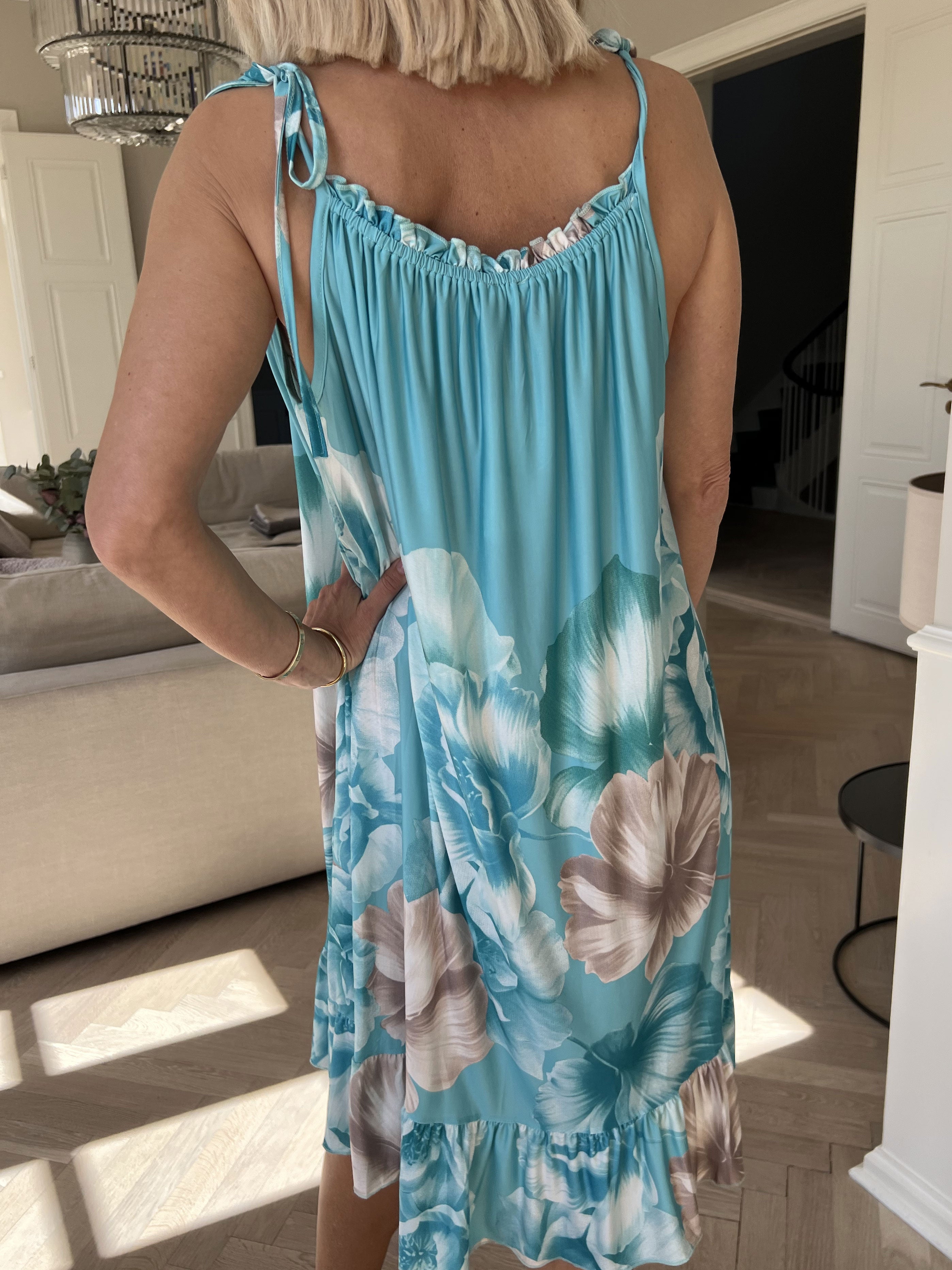 Maya Short - Sommarklänning med elastisk axelband med blommönster